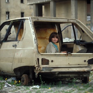 la fillette qui jouait dans une carcasse de voiture