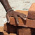 femme transportant des briques